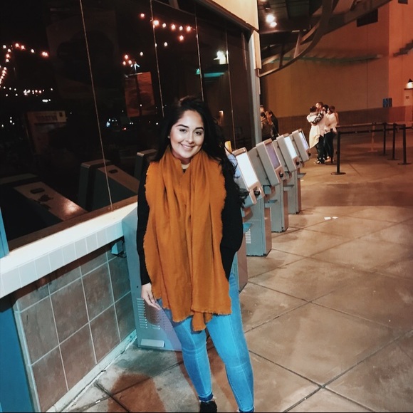 Meet your Posher, Itzel - Picture 1 of 1